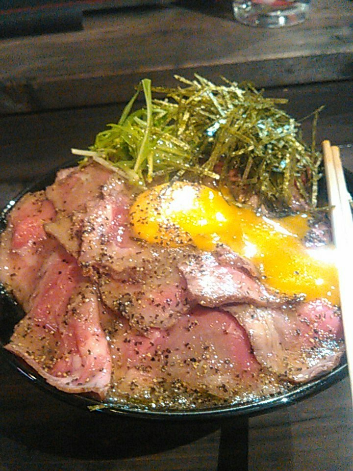 4183_yuuna's tweet photo. 今日の夜飯はローストビーフ丼 https://t.co/oPFZGeSUUD