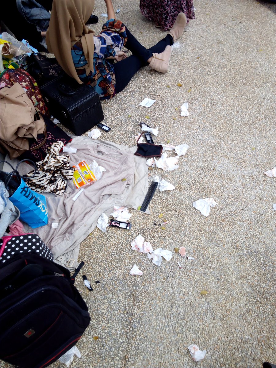 infobdg's tweet photo. Via @Nugisuke : Tolong yang habis make up di balkot, tisutisunya diberesin sendiri atuh #plisatuhlah https://t.co/HVwYke18UG
