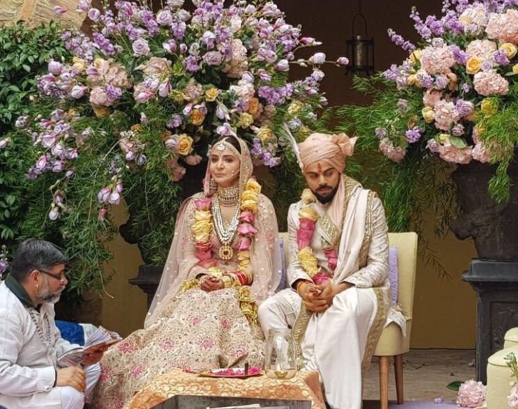  @AnushkaSharma &  @imVkohli with their family & friends   #VirushkaWEDDING