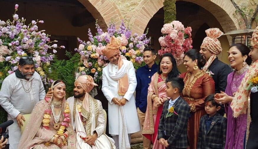  @AnushkaSharma &  @imVkohli with their family & friends   #VirushkaWEDDING