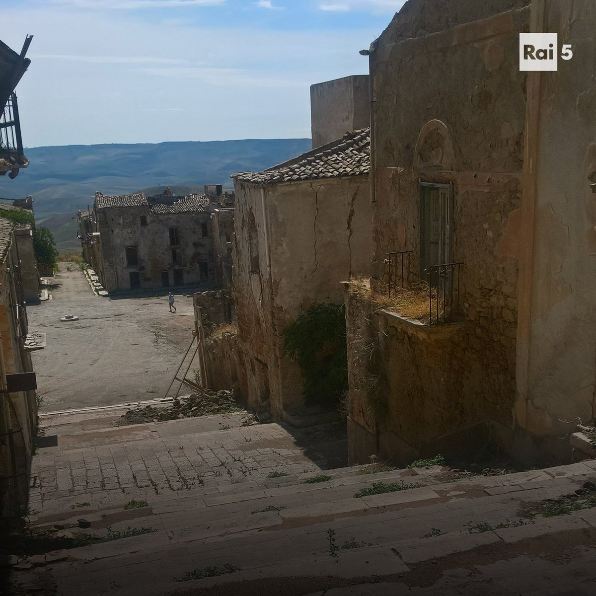 raicinque's tweet photo. La storia di #Poggioreale cambiò completamente quando un terremoto colpì la valle del Belice nel 1968. 
Partendo dai racconti dei suoi vecchi abitanti, trasferiti poi più a valle, #SandroGiordano esplora questo borgo fantasma nel nuovo ep. di #GhostTown, stasera alle 21.15. https://t.co/9QEJXrq5Ve