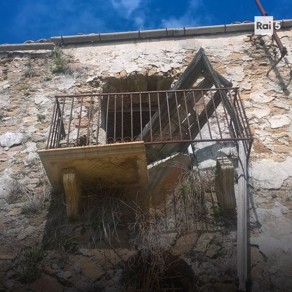 raicinque's tweet photo. La storia di #Poggioreale cambiò completamente quando un terremoto colpì la valle del Belice nel 1968. 
Partendo dai racconti dei suoi vecchi abitanti, trasferiti poi più a valle, #SandroGiordano esplora questo borgo fantasma nel nuovo ep. di #GhostTown, stasera alle 21.15. https://t.co/9QEJXrq5Ve