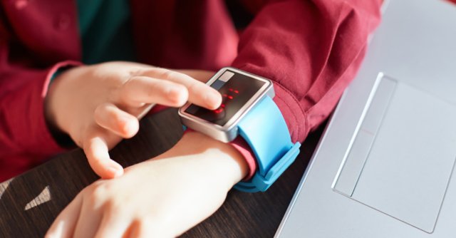 SophosFrance's tweet photo. Si vos enfants ont eu des montres connectées à #Noël vous devriez jeter un oeil à cet article 😱 https://t.co/jOe4vU6RsK #smartwatch #IoT https://t.co/6zyeuBtZj6