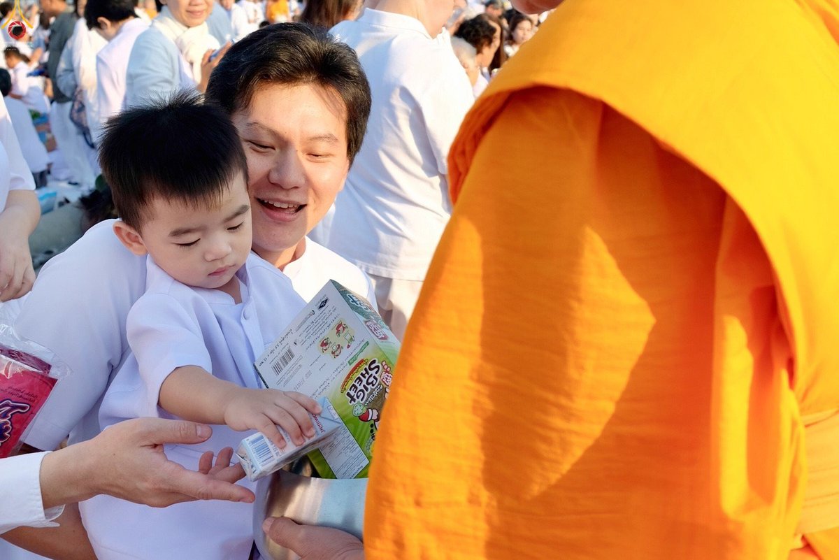 cattinthestreet's tweet photo. การที่เราจะเลี้ยงลูกสักคนให้เป็น #คนดีของสังคม เป็นลูกที่พ่อแม่ภาคภูมิใจและดูแลตัวเองได้รอดปลอดภัยแม้อยู่ลำพัง คิดว่าต้องใช้เวลาและเงินตราเท่าไหร่?
..แต่ที่นี่ทำให้ครอบครัวเรารู้ว่า การเลี้ยงดูลูกที่รักให้เป็นคนดีนั้นไม่ยากเลย แค่การเป็นต้นแบบให้ลูกซึมซับสิ่งดีๆคือคำตอบ #ธรรมกาย https://t.co/YZ2gt5JfCe