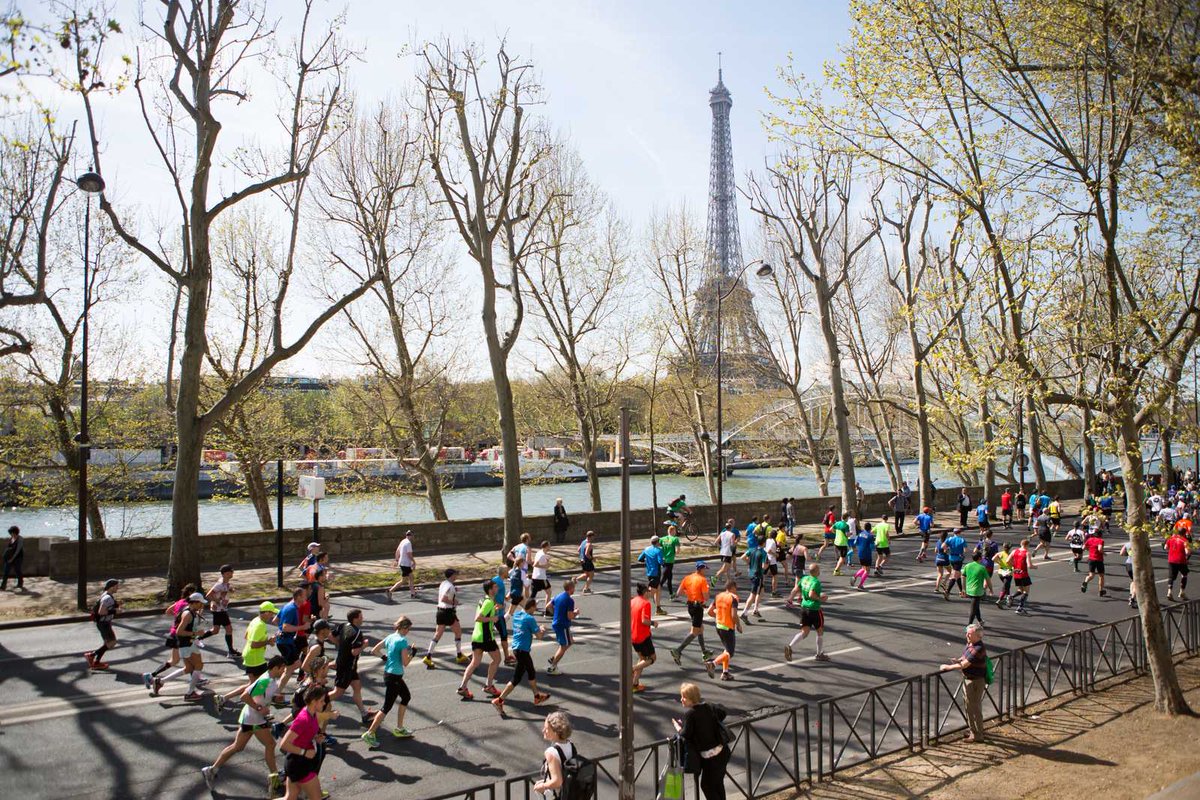 Paris's tweet photo. Si vous (re)mettre au sport fait partie de vos bonnes résolutions, cette sélection des meilleurs endroits où courir à Paris peut vous aider 😉 

👉 https://t.co/gQJfwWpspI https://t.co/pKyScJiMQl