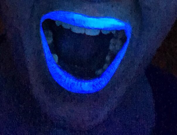 annamitchmusic's tweet photo. New video coming soon for lead single 'It Pours' from my upcoming new album! Black lights are great craic! #IrishMusicParty #AnnaMitchell https://t.co/LZmFr85v07