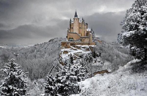 IbonPerezTV's tweet photo. Ni el castillo de Drácula ni el de la «Bella Durmiente».  Es el alcázar de Segovia (España) nevado. ¡Mágico! https://t.co/yMgql4cwVm