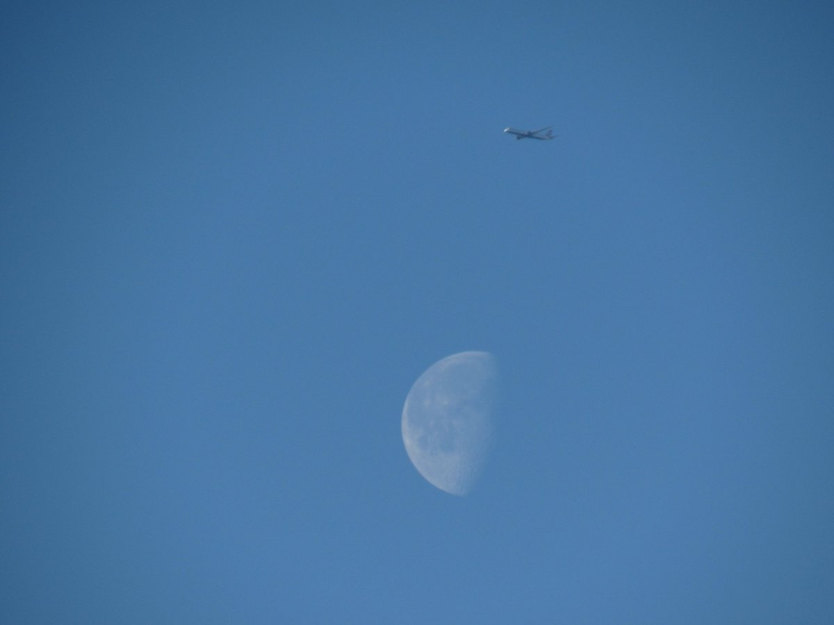 ian_bill67's tweet photo. BA102 @britishAirways YYC-LHR fl140 over Milton Keynes G-ZBKB Close but no cigar @ashleyflynn #aviation #planes #planespotting #contails #aviationgeek #canon #sx530hs #avgeek #Boeing #7879 #dreamliner #lunar #moon https://t.co/gFxFjm41Xz