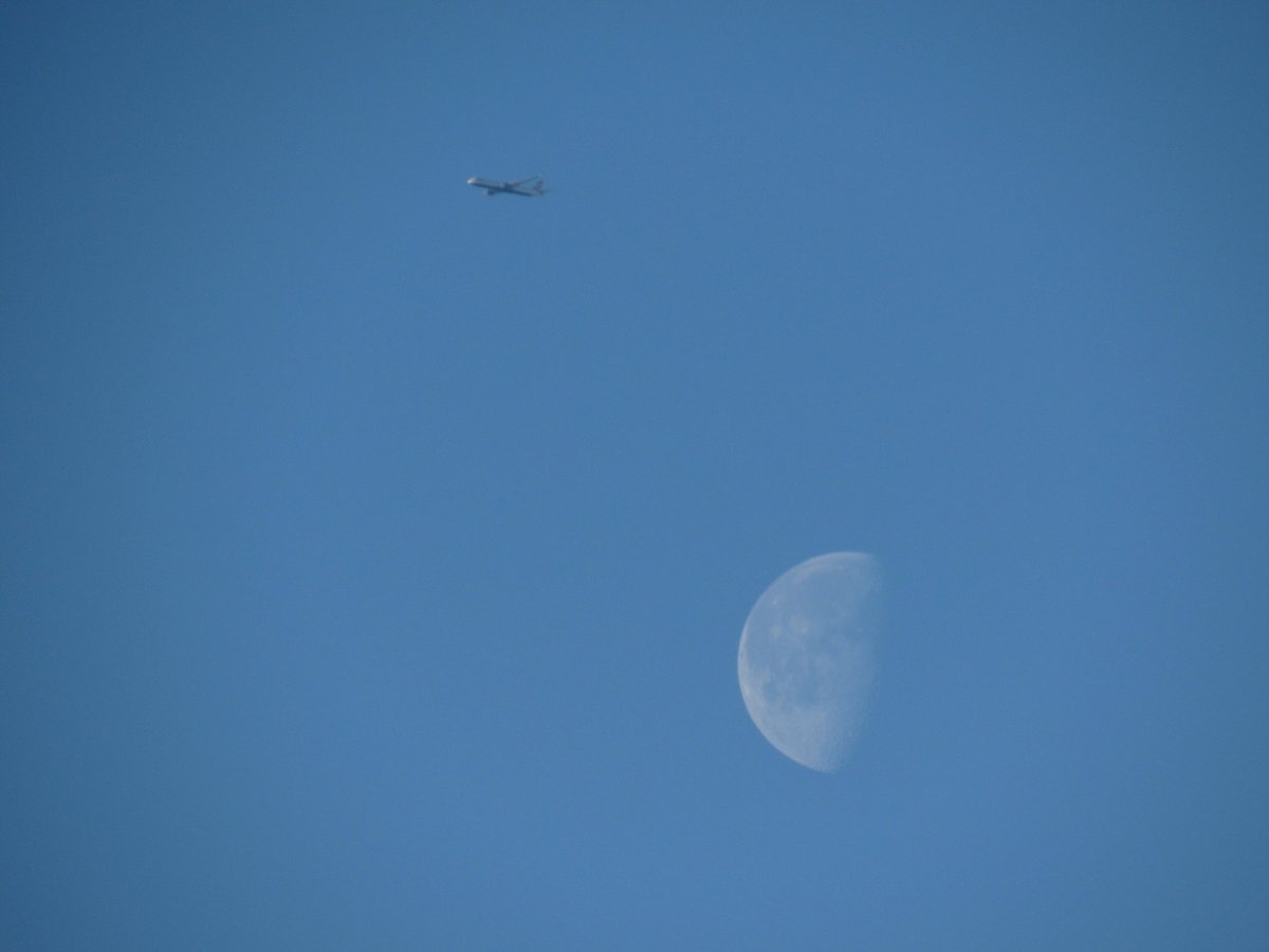 ian_bill67's tweet photo. BA102 @britishAirways YYC-LHR fl140 over Milton Keynes G-ZBKB Close but no cigar @ashleyflynn #aviation #planes #planespotting #contails #aviationgeek #canon #sx530hs #avgeek #Boeing #7879 #dreamliner #lunar #moon https://t.co/gFxFjm41Xz