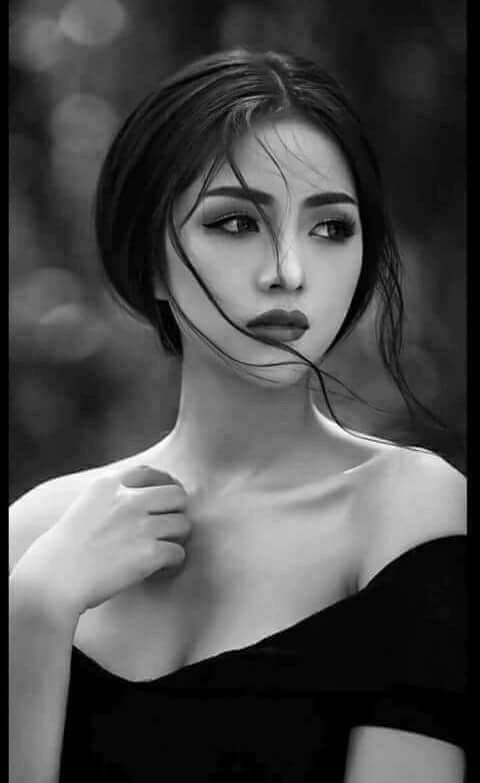 كم اشتاق ان اضمك بين ورودالحب 
يااجمل روح سكنت داخل القلب 
واعزف لكي على وترالعشق بصخب 
واراقصك بجنون على مسرح الطرب