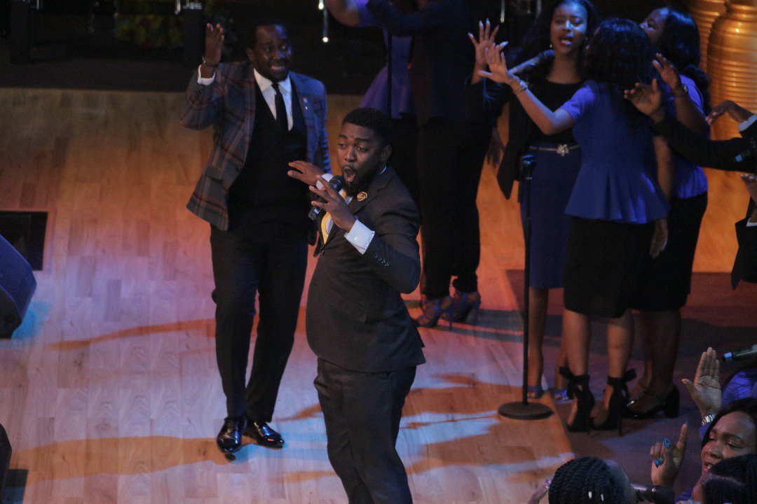 SummitAbuja's tweet photo. ♫While I’m waiting I’m getting stronger
My faith is rising, and I will run on
While I’m waiting I’m lifting up on wings as eagles
I believe, I will trust in You♫

#TheEncounter 
#SundayService 
#360Degrees 
#WhileIamWaiting https://t.co/xs0YmcsxKn