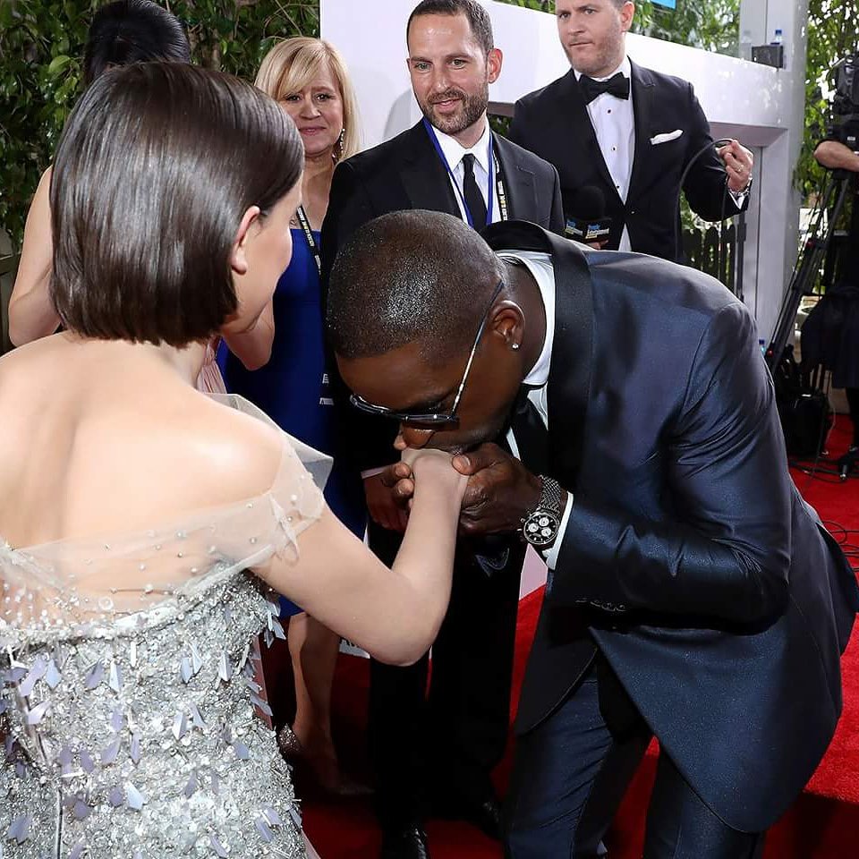 TVLoversItalia's tweet photo. #Globes75 Fever Week
Quando Sterling K.Brown ti fa il baciamano...😍 Millie fortunella! 😉

#SterlingKBrown #MillieBobbyBrown #GoldenGlobes #StrangetThings #ThisisUs https://t.co/et3kmPnaQG