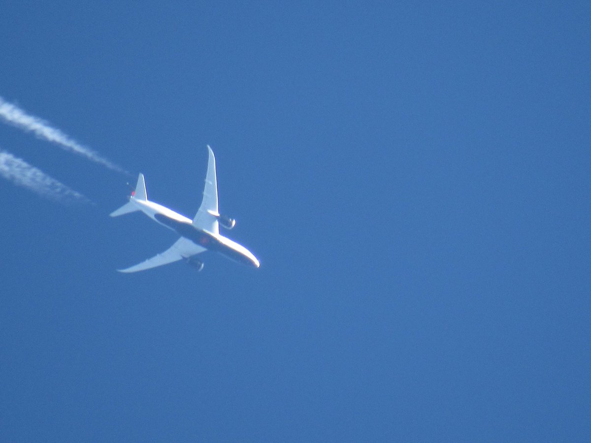 ian_bill67's tweet photo. AC876/ACA876 YYZ-FRA C-GHPQ fl410 over Milton Keynes #aviation #avgeek #planes #planespotting #aviationgeek #contrail #contails #boeing #dreamliner #787dreamliner # https://t.co/bJtB2F122i