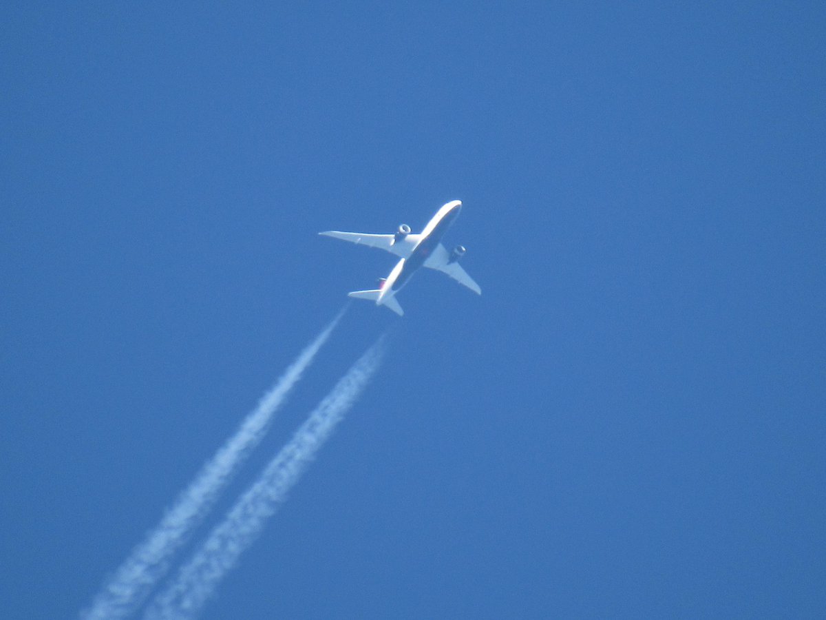 ian_bill67's tweet photo. AC876/ACA876 YYZ-FRA C-GHPQ fl410 over Milton Keynes #aviation #avgeek #planes #planespotting #aviationgeek #contrail #contails #boeing #dreamliner #787dreamliner # https://t.co/bJtB2F122i