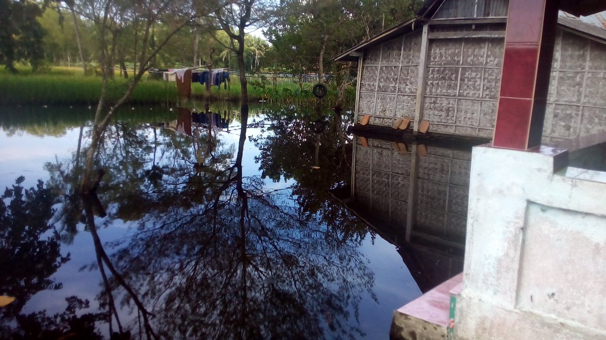 BPBDPurworejo's tweet photo. Kawasan pemukiman di Desa Munggangsari &amp; Kertojayan Kec. Grabag yang tergenang air setiap kali hujan lebat akan segera terbebas genangan dengan beroperasinya alat berat BPBD untuk membuka saluran air yg tersumbat. "Kalau saluran air sudah lancar di jaga ya biar tidak mampet lagi" https://t.co/QMTCuuvlUt