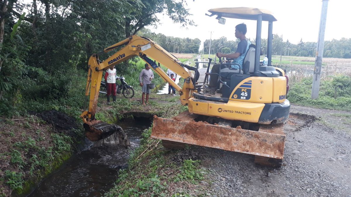 BPBDPurworejo's tweet photo. Kawasan pemukiman di Desa Munggangsari &amp; Kertojayan Kec. Grabag yang tergenang air setiap kali hujan lebat akan segera terbebas genangan dengan beroperasinya alat berat BPBD untuk membuka saluran air yg tersumbat. "Kalau saluran air sudah lancar di jaga ya biar tidak mampet lagi" https://t.co/QMTCuuvlUt