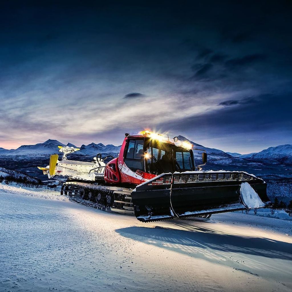 Aadde01's tweet photo. Slope prepper 👌 #pistenbully
#myrefjell #målselvfjellandsby #målselv #nordnorge #midttroms #tråkkemaskin #ski #downhill #skiresort https://t.co/2722z82BFJ https://t.co/kHbltlJjXT