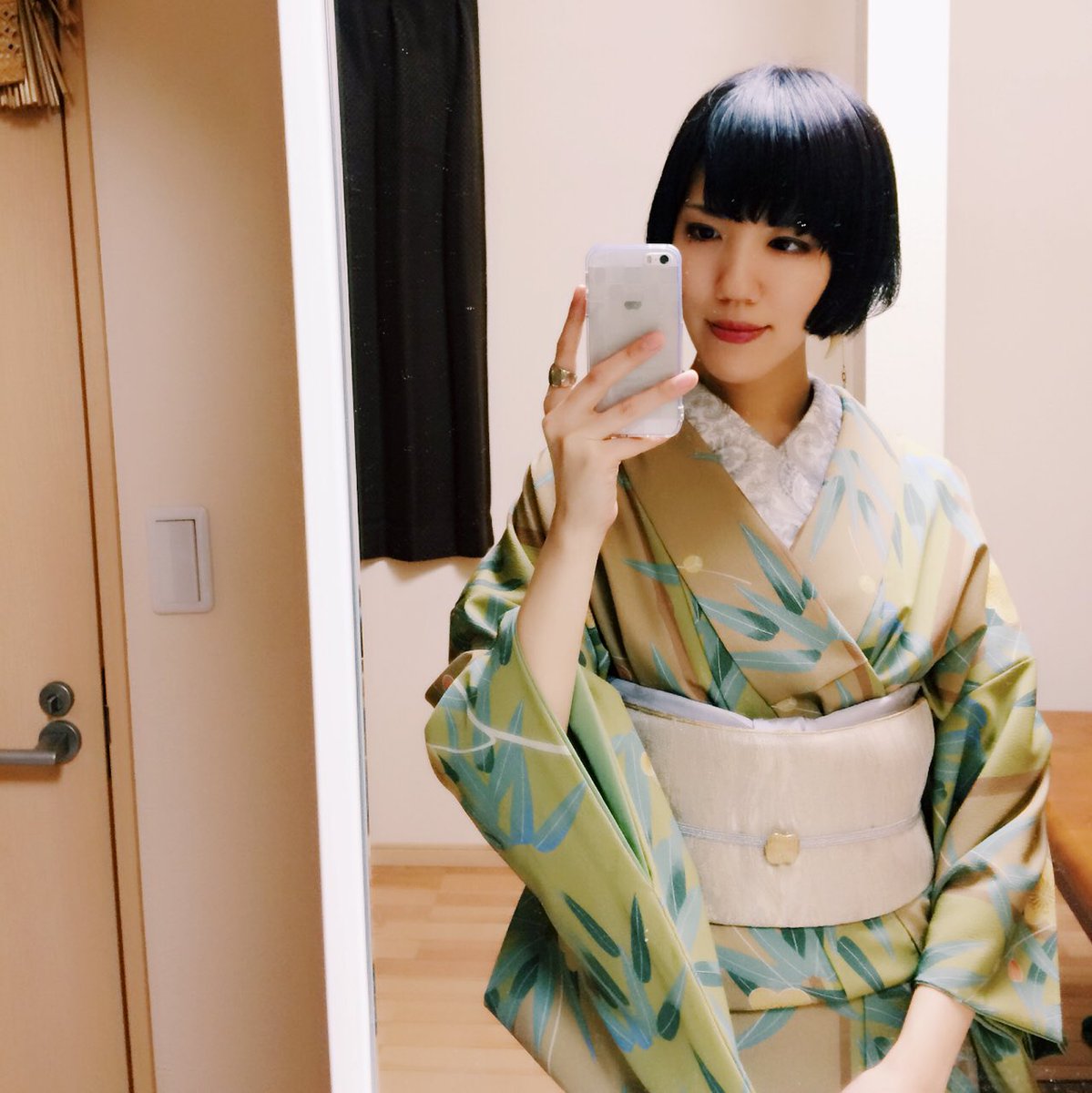 Kimito En Twitter 昨日の着物 打ち合わせを兼ねた新年会だったので 地味地味だけど梅柄の頂き物の着物 我が家に転がっていた帯 もちろん自作の七宝焼kimitoの帯留 ひとつまみの輝きシリーズ 半襟 ツバキ庵 帯揚げ 朱音屋 やっぱり着物楽しいですね