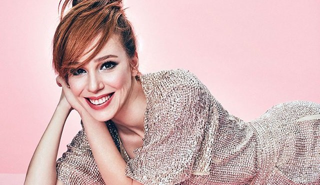 narseatv's tweet photo. Elçin Sangu, Uluslararası Arap Festivali'nde "En İyi Uluslararası Oyuncu" seçildi! #ElçinSangu #DIAFA https://t.co/TRIIGOPLcm