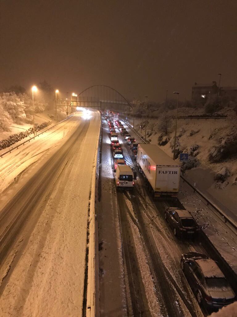 UnaiHualde's tweet photo. Esta es la verdadera cara de #Altsasu: todo un pueblo volcado anoche en alojar y alimentar a 1.400 personas afectadas por el fuerte temporal de nieve en la carretera.👏👏👏 https://t.co/cb7GuSLLsf