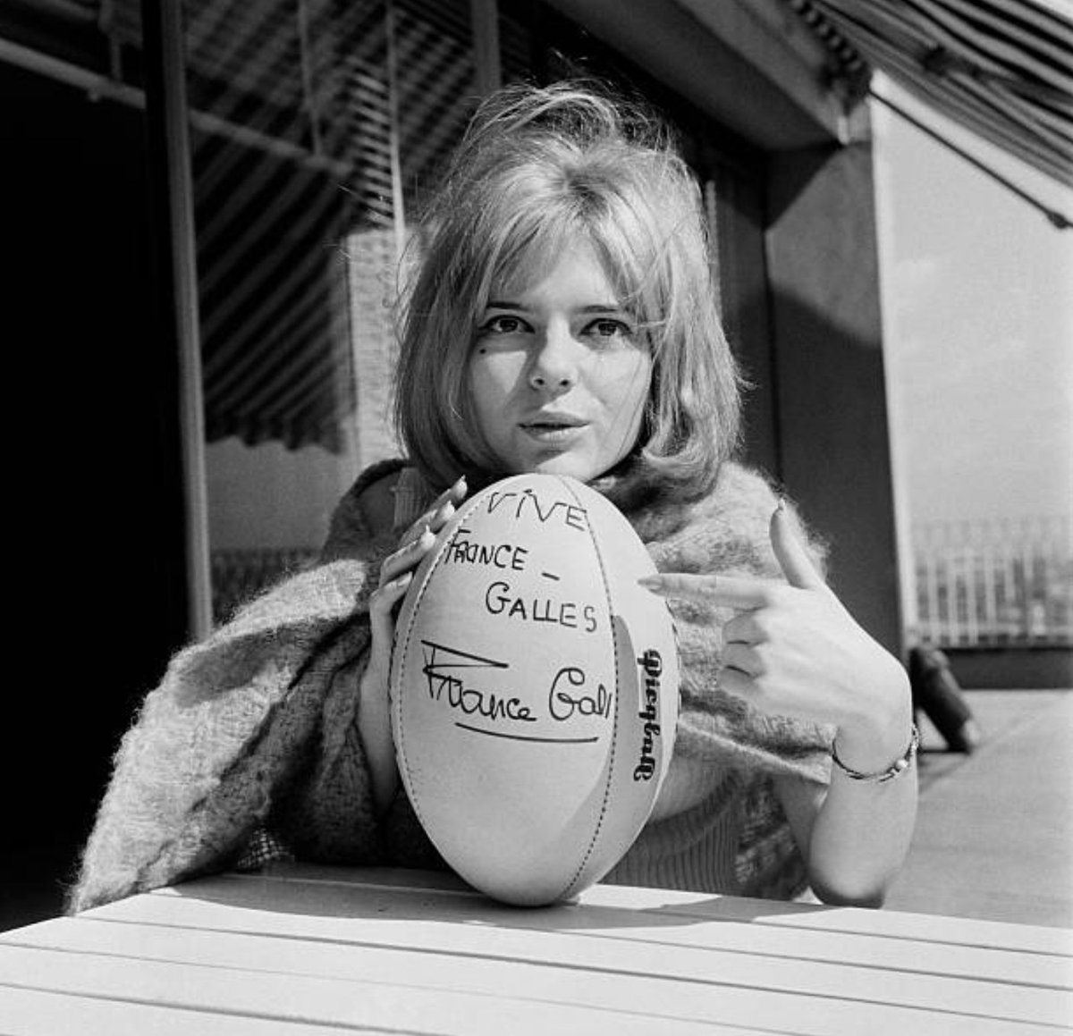 FranceRugby's tweet image. Il y a eu beaucoup de France/Galles.
Mais il n'y avait qu'une seule France Gall. 😢

Alors dansons encore sur les accords qu'elle aimait tant. 😌