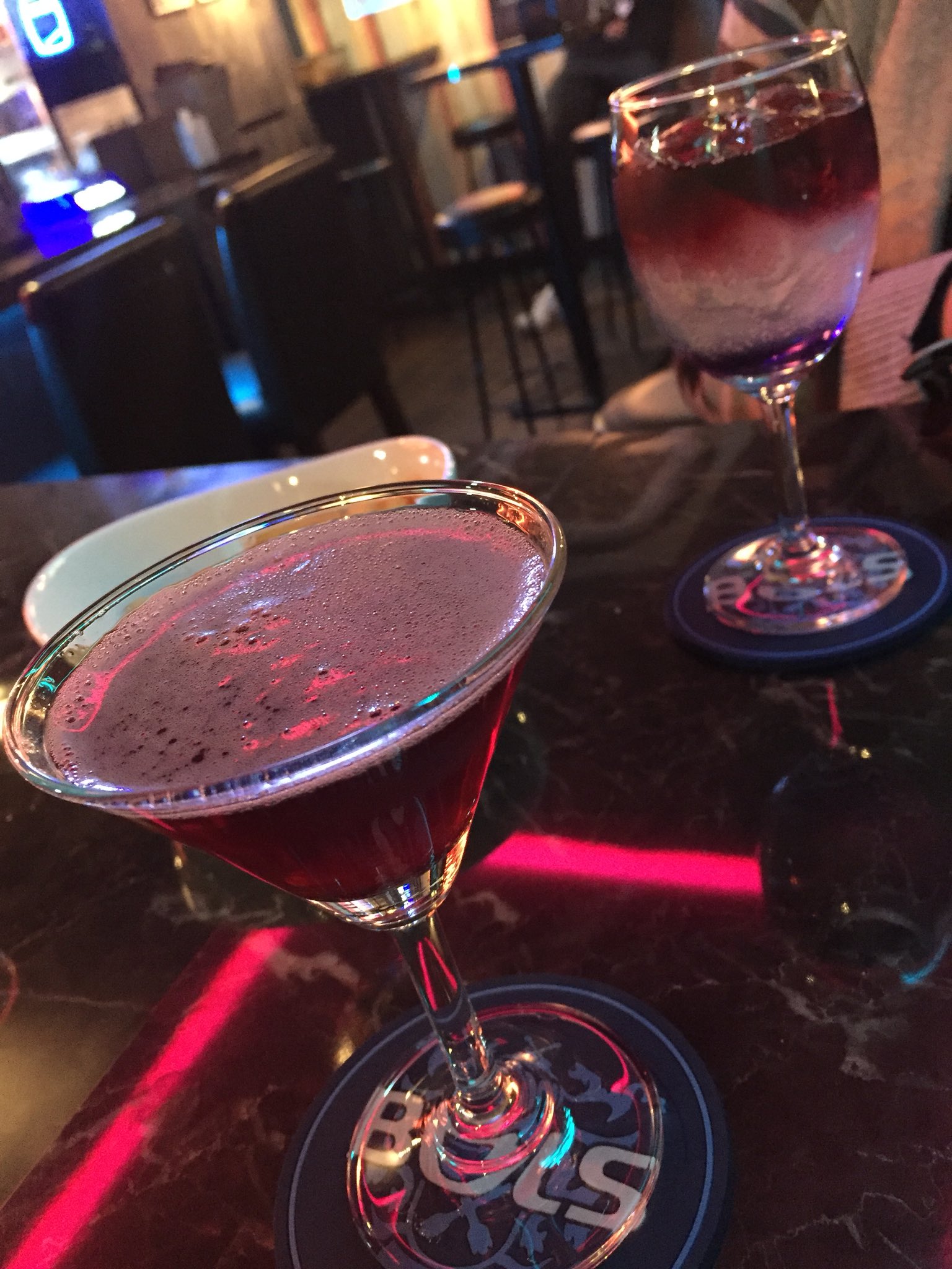 蘭 上げ直しw バーにて お酒飲んでます 椿姫 というなんとも可愛いお名前 向かいの友人は 魔性 というカクテルですc っ W っ Barmoowalk バームーンウォーク池袋駅前店 T Co 2tcjcvopm3 Twitter