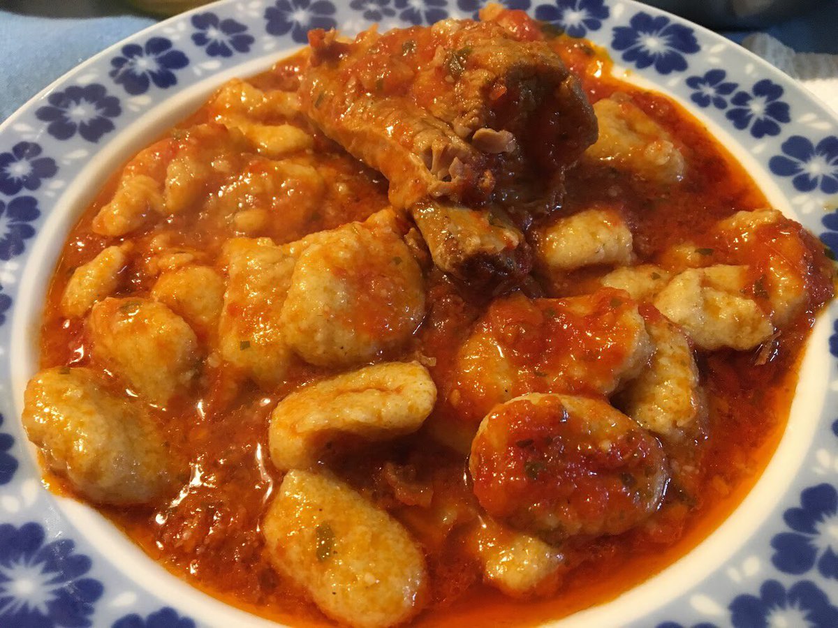 Molisanissimo's tweet photo. #Gnocchi di #farina di #grano “Saragolla” che affondano in un #sugo di #pomodoro con costatine di #maiale.

#Domenica. #Inverno. #Molise.

#molisanissimo https://t.co/fq9bJr4NC6