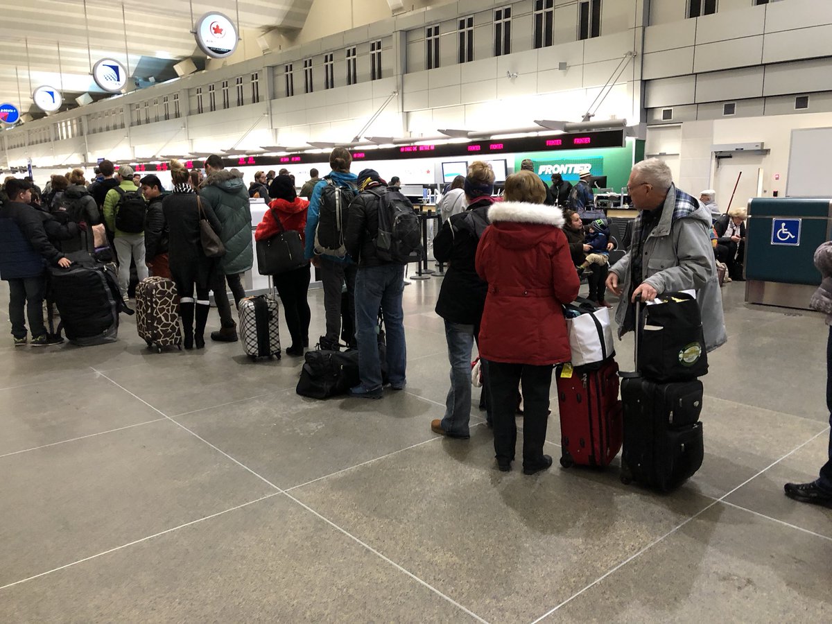 jmrvtz's tweet photo. @FlyFrontier newest scheme: keep your self service kiosks out of service so people that paid $30 for a checked bag are forced to pay $45 to carry it on at the gate because they got a 45 minute bag line. Then the gate agent tells me he doesn’t believe me that the kiosks are down. https://t.co/XFZYjyrj66