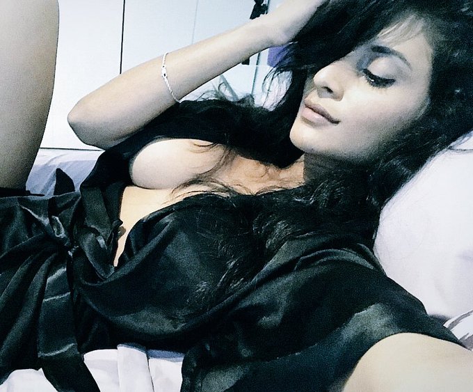 Good #SundayMorning babes! 💋 https://t.co/QK0rvhBGOW<a href="/tag/sundaymorning"class="tags">#SundayMorning</a>