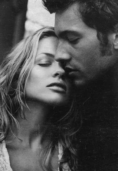 Sevmek ne uzun kelime. 
Derin deniz mavisi. Ne zaman geleceksin. 
Gelsen ya.. 
Güzel buralar. 
Hem sana bütün olmayı öğretirim.
Göğsünde kaybolurum hüzünlendiğim dakikalarda,
Çünkü senin omuzlarında ağlamanın deniz manzarası var. 

"Cemal Süreya"