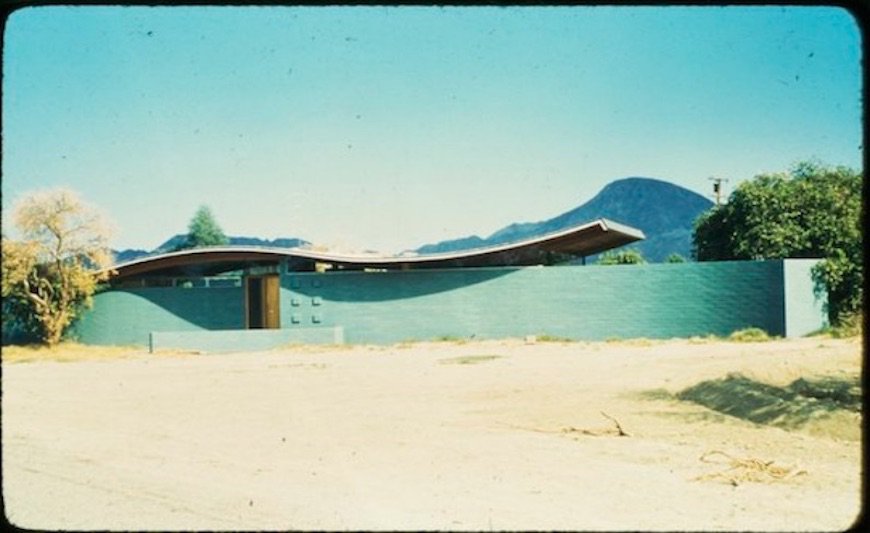 palmspringslife's tweet photo. An @VisitPalmDesert home with a roller-coaster roof, designed by #midcentury #Architect Walter S. White, will be open for free tours during @ModernismWeek b4 being auctioned. https://t.co/YHhgxHQg9N #architecture #milescbates #midcenturymodern #modernism #SundayMorning https://t.co/RmuDqvri1v