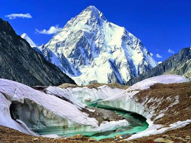 PareeshayNoor's tweet photo. Beauty of K2 Second highest Mountain in the Whole world #KarakorumRange #PakistanLoveHai ππ https://t.co/YtN6d1DQLW