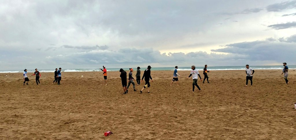 bravasultimate's tweet photo. Primer entrenament @bravasultimate del #2018. Preparant el Campionat d'Espanya de finals de febrer a #València.
Que aquest #2018 sigui un gran any!
#UltimateFrisbee https://t.co/kVg2Ft6fuM