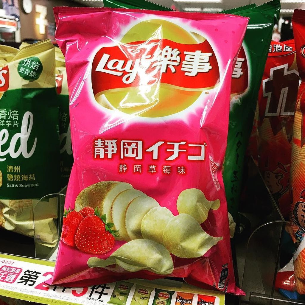 emilio_n's tweet photo. Yes... is real. #chips with #strawberry flavor.

Si, son #patatas fritas de sabor #fresa 
#taipei #taiwan 2018 https://t.co/pqY6w9XaxR https://t.co/joQpMqIRWP