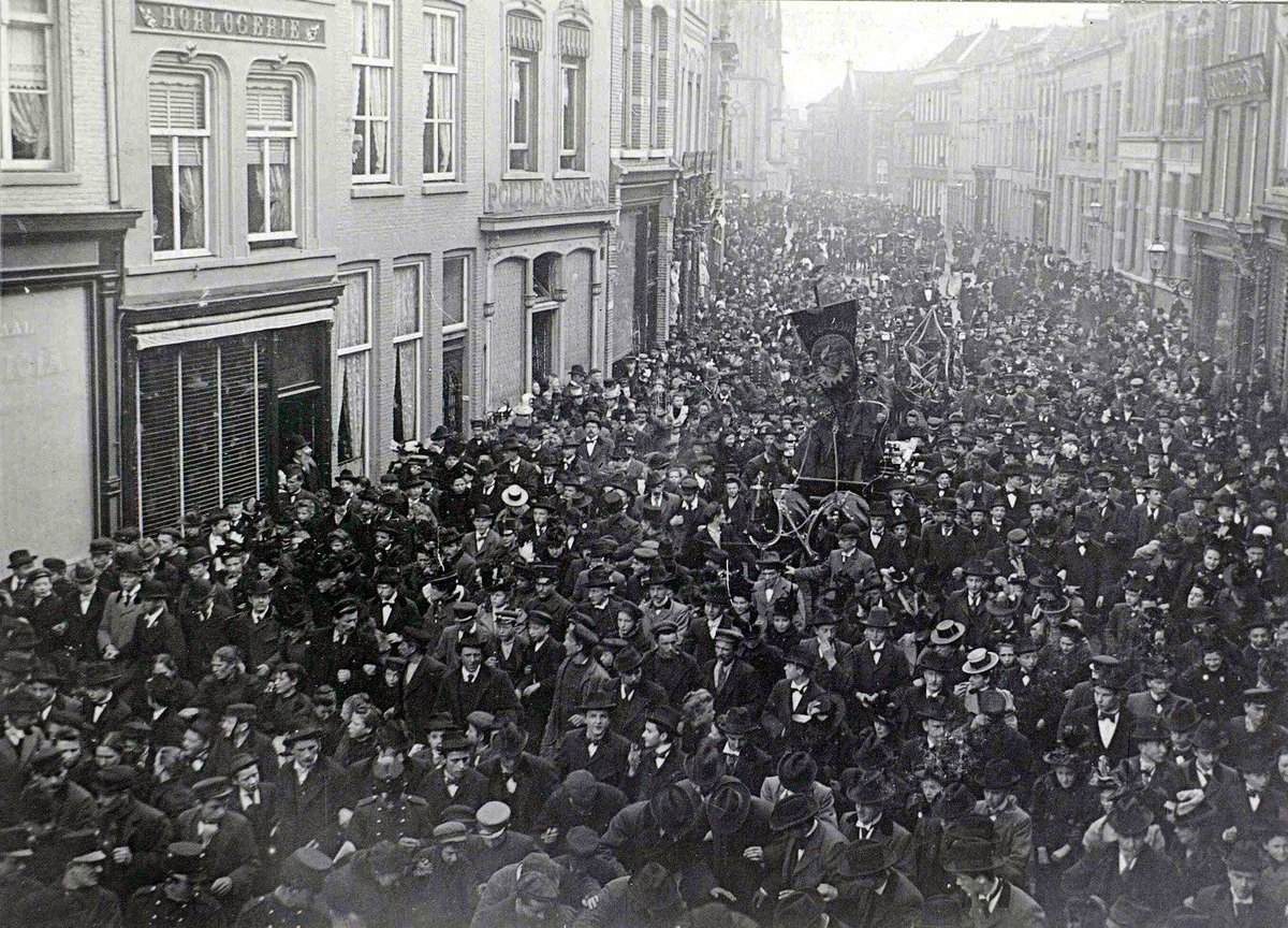 Nog 5 weken en Amadeiro komt aan op Oeteldonk Centraol. 
Wat stelde carnaval meer dan 100 jaar geleden voor in Oeteldonk?
Kijk eens naar deze iconische foto van Pierre Weijnen. Gemaakt in februari 1900 in de Kerkstraat aan het einde van de optocht.
