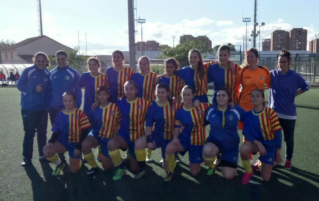 CfMareNostrum's tweet photo. El equipo ha tenido un bonito detalle dando ánimo a su portera concha que está lesionada. Ánimo concha! Equipo!💪#Cfmarenostrum #futbolfemenino ⚽ 💙💛💙💛💙 https://t.co/1hGyabLPHb