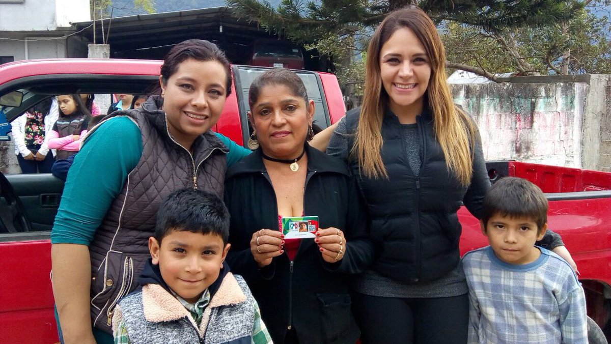 ChuleTrejo's tweet photo. #IdentidadPRI ayer día de #ReyesMagos2018 llevamos a cabo entrega de #credenciales en #Neblinas #LandaDeMatamoros #Qro y consentimos a los reyes de la casa nuestros #NiñosSerranos seguimos avanzando #SomosPRI #QuerétaroNosUne https://t.co/NF2vdbinqI