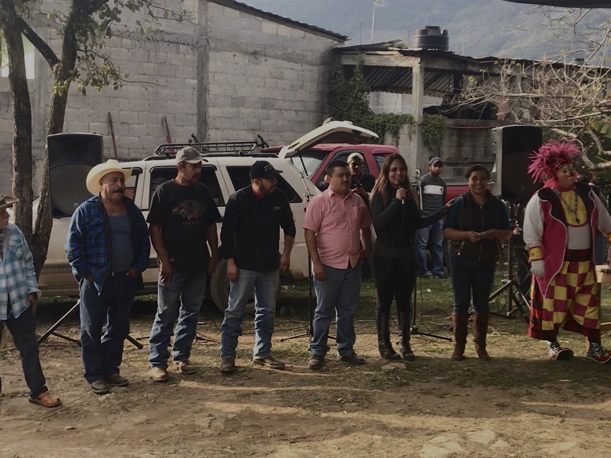 ChuleTrejo's tweet photo. #IdentidadPRI ayer día de #ReyesMagos2018 llevamos a cabo entrega de #credenciales en #Neblinas #LandaDeMatamoros #Qro y consentimos a los reyes de la casa nuestros #NiñosSerranos seguimos avanzando #SomosPRI #QuerétaroNosUne https://t.co/NF2vdbinqI