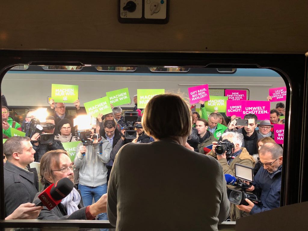 HelgaKrismer's tweet photo. Das Interesse der Medien in NÖ ist gross. Dabei sind ÖVP, SPÖ und FPÖ fix in Landesregierung. 
Die brauchen  KONTROLLE--
Das MACHEN nur die GRÜNEN!

Statt Rednerpult wählte ich Zugfenster.😁
Wahlkampfauftakt LTW18 NÖ https://t.co/DJbsxdEvLt