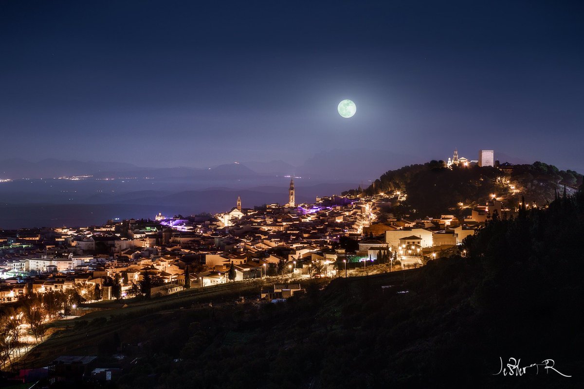 Estepanoticias's tweet photo. Estepa bajo la luna llena... 

📷Jesbert Rodríguez https://t.co/S0ZX2iOML2