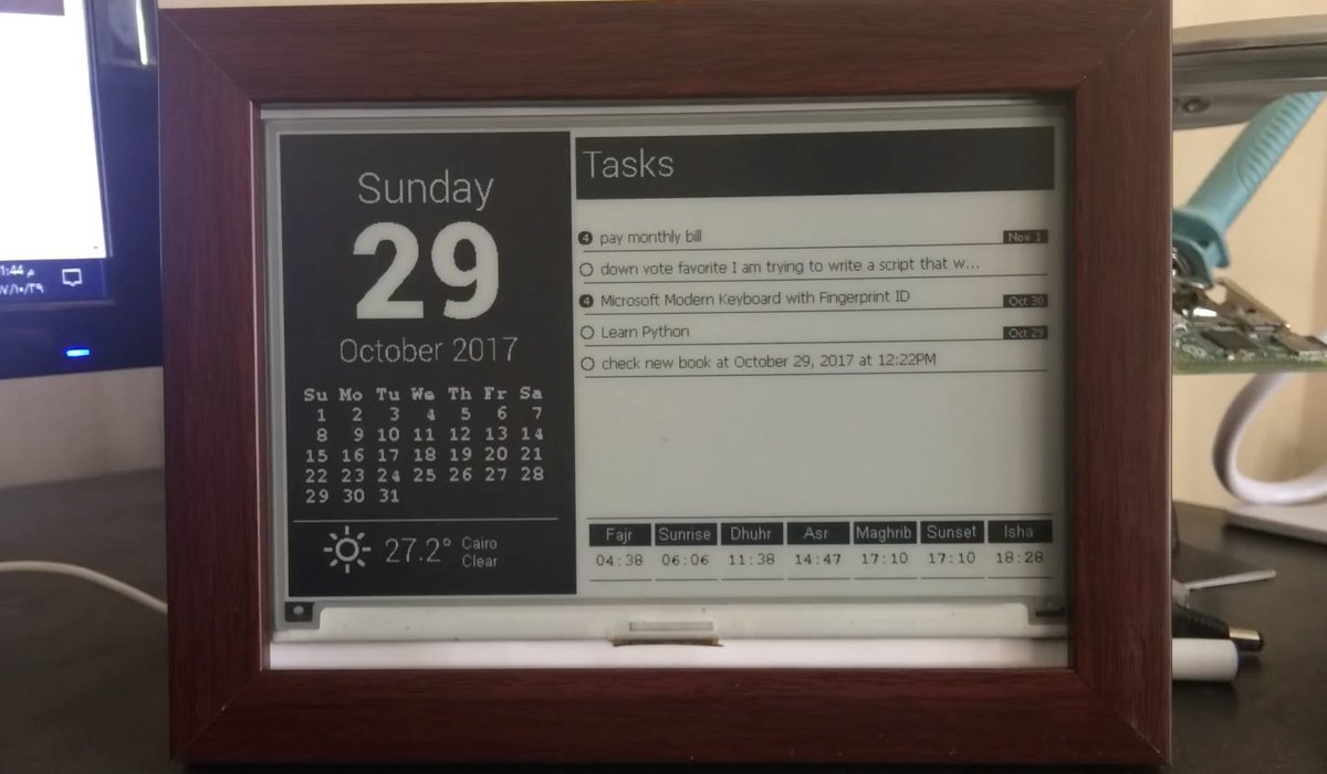 Hacksterio's tweet image. Use a @Raspberry_Pi and E-Ink display to build a desktop monitoring station for vital information: bit.ly/2Eilkt0