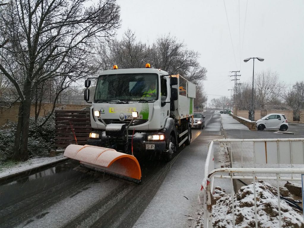 ManzanaresReal's tweet photo. Estamos despejando las vías de acceso a La Ponderosa, la nieve sigue cayendo con intensidad, os recomendamos preparar las cadenas por si durante la noche siguen las precipitaciones y mañana se complica la salida hacia los diferentes destinos laborales.
#manzanaresmegusta https://t.co/AMPJSwtAY5