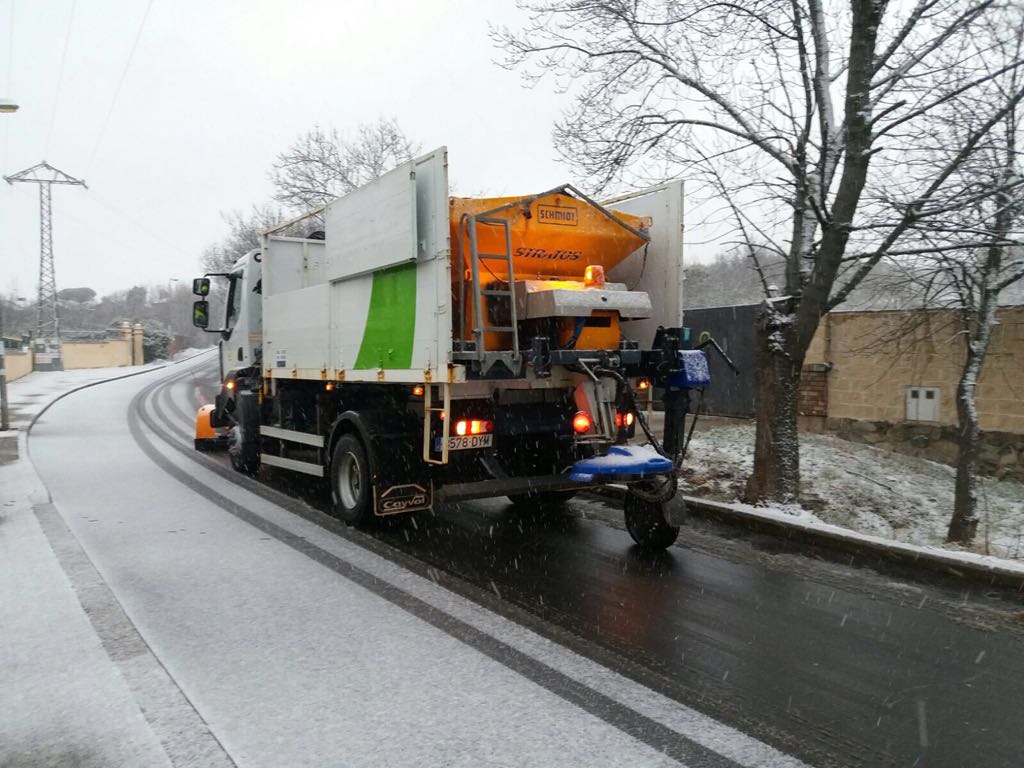 ManzanaresReal's tweet photo. Estamos despejando las vías de acceso a La Ponderosa, la nieve sigue cayendo con intensidad, os recomendamos preparar las cadenas por si durante la noche siguen las precipitaciones y mañana se complica la salida hacia los diferentes destinos laborales.
#manzanaresmegusta https://t.co/AMPJSwtAY5