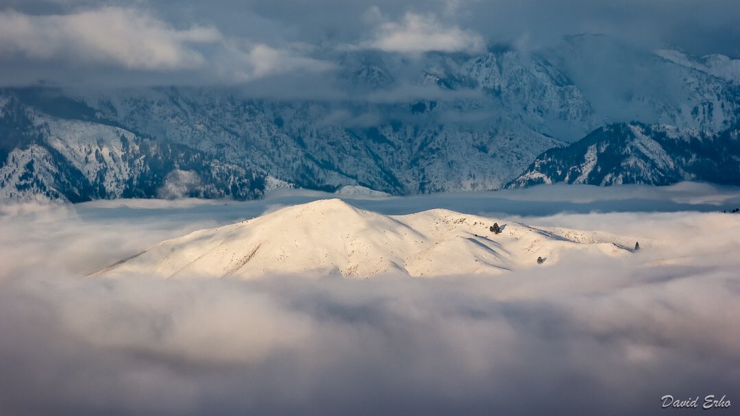 DavidErhoPhotos's tweet photo. I always get excited when I see the the sun illuminate one feature of the landscape. It’s as if the sun is saying “shoot this!” #wenatchee #washington #weather https://t.co/C4MvaO7oa2