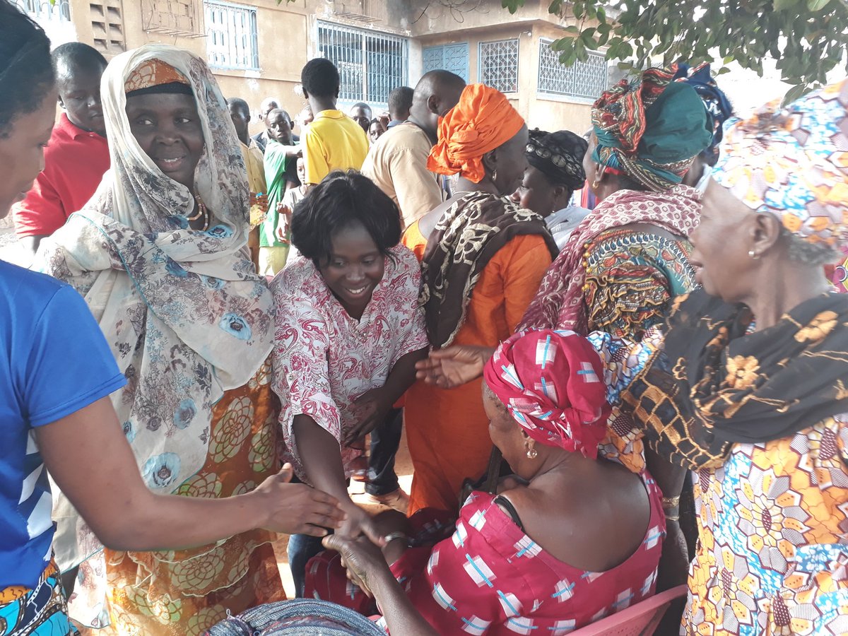 Guin_Audacieuse's tweet photo. #Matoto2018 #Yimbaya Permanence. Face aux jeunes et femmes de ce quartier la présidente de la @Guin_Audacieuse, @domani_dore parle des axes prioritaires de notre mouvement pour la Commune de Matoto et dit: la solution aux problèmes Du quartier doit venir des populations https://t.co/ZjVULFQ6ko