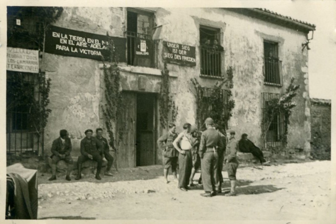 IveserVenezia's tweet photo. Canizar (Guadalajara)
Sede del Comando 11° Brigata Internazionale durante i festeggiamenti per il 1 maggio 1937
[Archivio @AICVAS] https://t.co/oZjNW96xIo