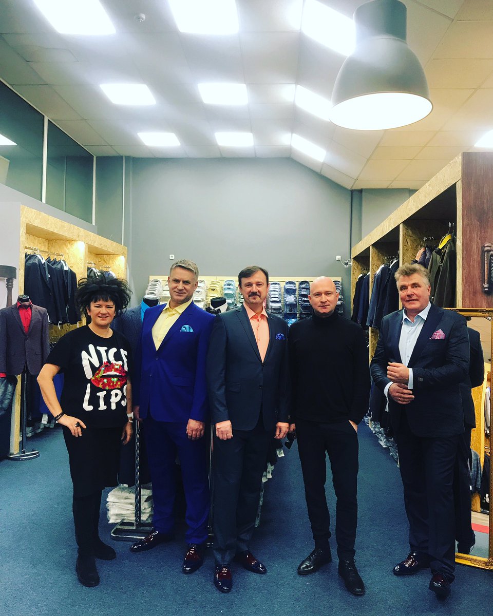 rigafortepr's tweet photo. Gatavojamies fotosesijai un kādam jaukam notikumam jau šajā pavasarī.Paldies Jānim Deinatam, Elitai Patmalniecei ,Mārītei Gaidelei ,veikalam "Mans  drēbju skapis" un VEF kultūras pilij !😉👌#TrīsLatvijasTenori20 https://t.co/9eftIYZGxs