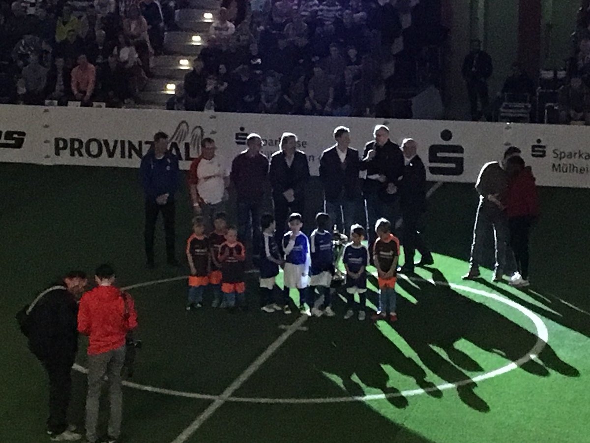 Heute: Eröffnung des NRW-Traditionsmasters in der #innogy Sporthalle #Mülheim! Möge die beste Mannschaft gewinnen ... 😊⚽️ (*red)