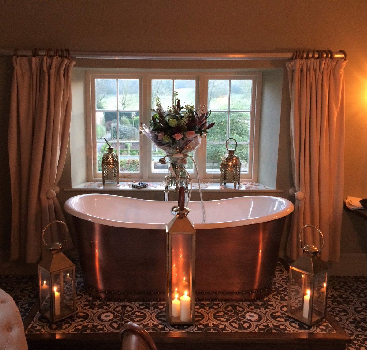 Valentine's Day is just around the corner. We are now taking bookings for both the rooms and restaurant. Watch this space for the special Valentine's Day menu....
💕💞💓💗💖❤️
#backwellhouse #ValentinesDay #bathgoals  #visitbristol #bristol247 #bristolgoodfood