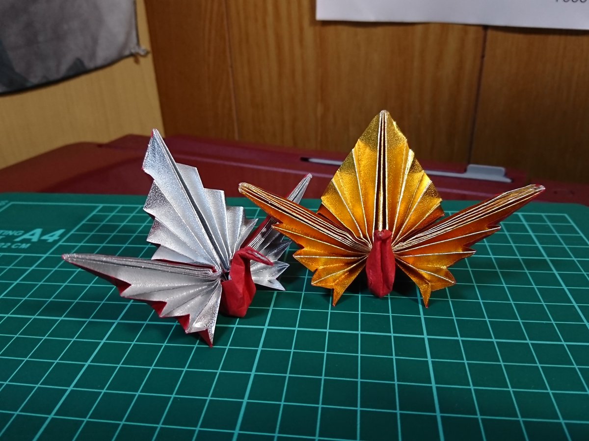 人工知能の夫 安里 新年最初の折々は 縁起の良さそうな 祝い鶴 Abraham Origami Abraham さん創作 一枚のおりがみ 切り込み無しで羽飾りまで折り出します ふつくしすぎる鶴 折り紙作品